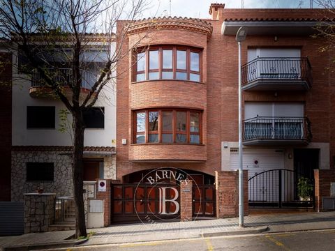 Barnes presenteert dit huis klaar om in te trekken, in uitstekende staat, zeer goed verbonden en op slechts een paar meter van het centrum van de hoofdstad van Maresme. Dit huis is verdeeld in verschillende verdiepingen die allemaal met elkaar verbon...