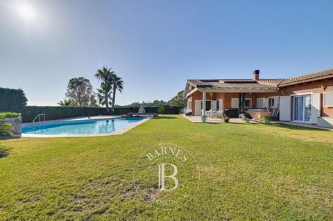 BARNES presenta esta fantástica casa, la cual se podría decir que está construida en un único nivel, ya que las habitaciones, baños, cocina y salón comedor se encuentran aquí distribuidas, con el principal protagonista el mar. Se encuentra en la lujo...