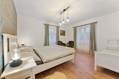 Welkom in deze prachtige 9-persoons villa in Dolni Branna! Perfect voor familie-uitstapjes of groepen die de omgeving in alle comfort willen verkennen. Speel met de kinderen en neem je huisdier mee. Precies wat je nodig hebt tijdens winter- en zomeru...