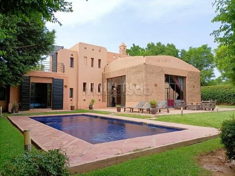 Nous vous invitons à découvrir cette charmante maison à vendre sur le prestigieux golf d'Amelkis, située à seulement 15 minutes du centre-ville de Marrakech. D’une superficie de 450 m² habitables, cette agréable maison repose sur un terrain de 850 m²...