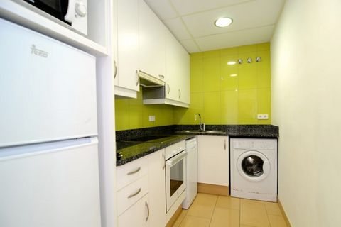 The apartament w Estartit ma 3 sypialnie i obłożenie dla 8 osób. Nocleg od 75 m², Z widokiem na morze. Znajduje się w pobliżu 50 m plaży piaskowej, 50 m plaży skalistej, 300 m supermarkecie, 9 km polu golfowym 