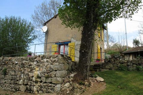 Ideale per fare escursioni, rilassarsi presso la piscina condivisa con i proprietari, riscaldata d'estate, o anche rilassarsi accanto alla stufa a legna dotata di forno, godetevi questa graziosa casetta, situata in una frazione della Montagna Bourbon...