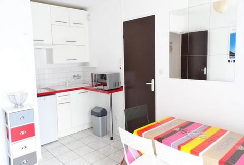 Ce charmant appartement 2 pièces, situé au 3ème étage d'une résidence calme, est idéal pour accueillir jusqu'à 4 personnes. Le séjour dispose d'un canapé convertible 110x170 et d'une télévision écran plat tandis que la chambre est équipée d'un lit 14...