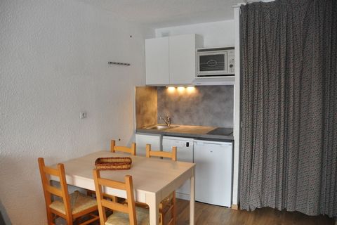 The studio in Les Deux Alpes has capacity for 4 persons. Accommodation of 28 m² charming and is very light, It has mountain. The property is located 400 m supermarket, 400 m ski resort and it is located in a a family-friendly zone and in a mountainou...