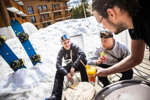 Pokoje łączone dla 4 osób. 2 sypialnie z 2 łóżkami pojedynczymi. 2 łazienki i 2 toalety.