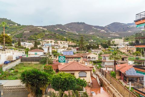 En segunda linea de playa, en una urbanizacion a menos de 300 m, apenas unos 5 minutos andando, de la preciosa playa del pozuelo, la unica de arena fina y donde no cubre hasta muy adentro, perfecta para ninos, la bonita cala de la playa del Tesorillo...