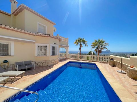 Te koop in Moraira Adembenemend panoramisch uitzicht op zee vanuit elke kamer van deze villa op het zuiden in de woonwijk Benimeit De woning is gebouwd in 2004 en bestaat uit een lichte open wooneetkamer met toegang tot een ruim overdekt buitenterras...