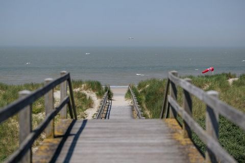 Zonnig en smaakvol ingericht appartement met 2 slaapkamers, met zuid terras. Gelegen in een kleine villaresidentie. Op slechts 40m van ZEE. U hoeft de grote baan niet over te steken om naar de Zeedijk te gaan. Lift bereikbaar via een 15-tral trappen;...