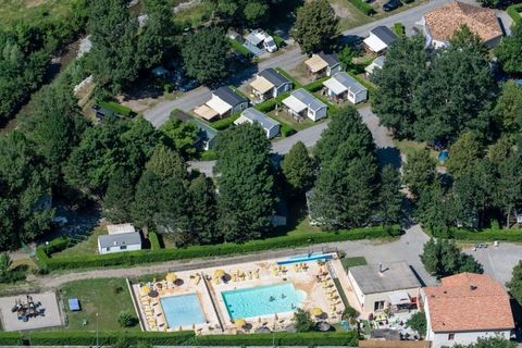 Questa affascinante casa indipendente, classificata 1*, può ospitare fino a sei persone e accoglie animali domestici. È dotato di un soggiorno/sala da pranzo che si apre su una bella terrazza in legno con mobili da giardino, che offre una splendida v...