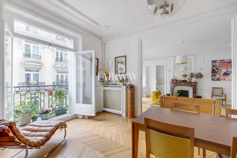 Fairway Luxury Real Estate presents this family apartment of 153.2 m², located on the 3rd floor with elevator of an elegant freestone building dating from 1905, rue des Colonels Renards. It is just 300 metres from the Argentine metro (Line 1) and the...