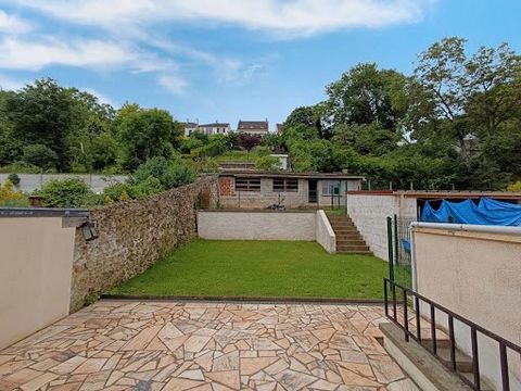 Venez découvrir cette jolie maison édifiée sur sous-sol total, sans travaux à prévoir, à proximité de toutes les commodités et comprenant : entrée sur séjour-salle à manger avec cuisine ouverte équipée. A l'étage : 2 chambres, salle de douche - wc. T...