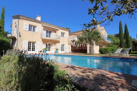 15 minutes walk from the beach of Boulouris, in a cul-de-sac, in absolute calm, beautiful bastide-type house with swimming pool. On the ground floor: separate fitted kitchen, adjoining dining/living room with beautiful fireplace, one bedroom, en-suit...