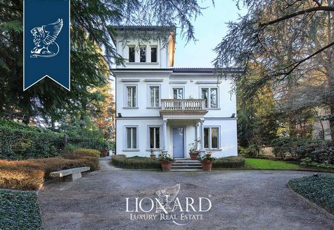 This marvelous luxury villa for sale is situated in the green Brianza area, just a few kilometres from the centre of Monza and from Milan. This four-floored villa possesses an internal surface area of roughly 660 m² in total. On the ground floor ther...