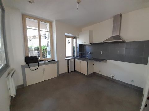 Proche cinéma à Tulle, cet appartement offre un cadre de vie agréable. À proximité des transports en commun tel que les bus, des écoles, des commerces et proche centre ville. Cet appartement de 73 m² dispose d'aménagements extérieurs appréciables inc...