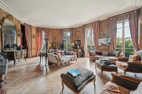 PARIS XVIe - FOCH/SPONTINI - 7 ROOM APARTMENT Located on the second floor of an elegant guarded and secure Haussmannian building dating from 1850, the Vaneau group exclusively offers you this spacious apartment of 289 m² offering quality services and...