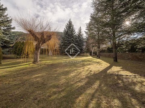 Excellent plot in the beautiful village of Alp. With a generous surface area of 1434 m², this flat plot is perfect for facilitating the construction of your dream project. Its flat topography not only simplifies the building process, but also gives y...