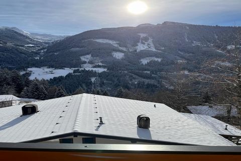 Das Haus befindet sich in einer idyllischen, ruhigen Lage, umgeben von malerischen Wiesen und Wäldern, die zu Erholung und Entspannung einladen. Es bietet nicht nur eine entspannte Atmosphäre, sondern auch eine kinderfreundliche Umgebung, die ideal f...