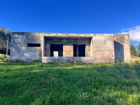 Gelegen in Souto de Lafões, Oliveira de Frades, op slechts 45 minuten van de stranden van Aveiro, 1 uur van Porto en 30 minuten van Viseu, biedt deze woning een perfecte balans tussen rust en bereikbaarheid. Het gedeeltelijk ommuurde rustieke perceel...