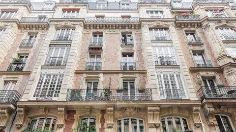 Idealmente situato tra les Batignolles e les Abbesses, al quinto piano con l'ascensore di un bellissimo edificio in pietra e mattoni ben tenuto. Situato in un cortile tranquillo, questo appartamento di 49,76 m²loi Carrez, venduto completamente attrez...