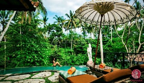 Welkom in de betoverende wereld van Ubud, Bali, waar rust en natuurlijke schoonheid samenkomen. We zijn verheugd om deze villa op eigen grond te koop aan te bieden en biedt een werkelijk uitzonderlijke kans om een stuk luxe onroerend goed op Bali te ...