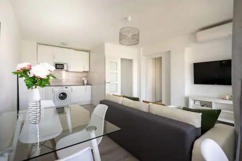 Piso en Marbella, zona Nueva Andalucia centro, Puerto Banus y playa 5 min en coche. Tiene 1 dormitorio, salon con cocina americana, baño, terraza acristalizada. Esta recientemente reformado de tuberías, electricidad, ventanas, puertas, aislamiento ac...