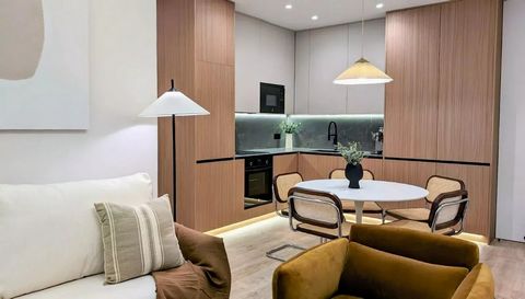 Barnes Spain présente à la vente cet appartement exclusif et moderne situé dans le quartier recherché de Recoletos à Salamanque. Cette propriété exquise, complètement rénovée et meublée avec des meubles de design, se trouve au premier étage d'un imme...