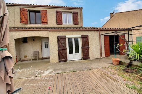 Occitanie, Aude, 11200 Lézignan Corbières, 3-delig huis van 110 m2, omheinde tuin, grote garage, terras, waterput en schuur. Dit huis uit 1974 verwelkomt u met een entree, een ingerichte keuken, een eetkamer woonkamer 40 m2, vier slaapkamers, een bad...