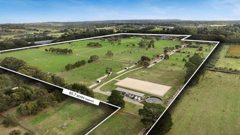 Een paardenoase op 65,8 hectare (ongeveer) met een luxe boerderij met 5 slaapkamers, een stalcomplex, een arena en een inrichting voor 17 paddocks, 'Eternal Flame' biedt een uitstekende landelijke kans die levensstijl en roeping combineert. De uitges...