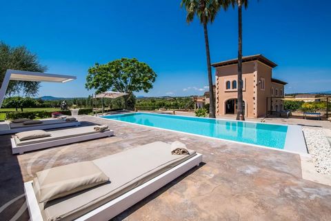 Erstklassige Villa im charmanten Dorf Santa Margalida auf der schönen Insel Mallorca! Diese atemberaubende Immobilie verfügt über eine gültige Ferienlizenz und ist damit eine ideale Option sowohl für diejenigen, die einen dauerhaften Wohnsitz suchen,...