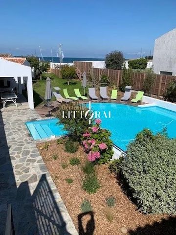 The main house, spread over two levels, includes: On the upper floor, a spacious 60 m² kitchen and reception area, extended by a terrace with breathtaking sea views. Five bedrooms, each with its own shower room or bathroom and private toilet. A laund...