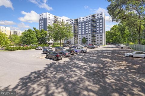 Sun-Filled 3-Bedroom Condo - Affordable Luxury Discover the perfect blend of comfort and convenience in this rarely available, spacious 3-bedroom, 2-bathroom condo. Bathed in natural light, this home offers an open floor plan featuring a modern kitch...