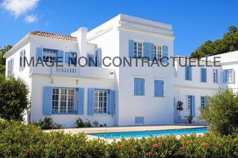 Nicolson realty is delighted to start the new year by presenting an iconic property on the french Riviera, for discreet and exclusive sale. Both within walking distance of the sea and the port, and offering life entirely on foot and by bike to access...