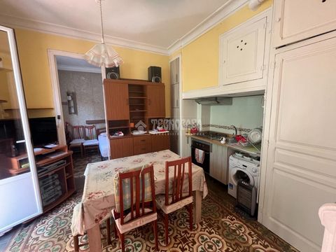 32 m² apartment on the fifth floor. It currently consists of two bedrooms, a living room with an integrated kitchen, a sink and a large balcony overlooking a pedestrian street. The house is original but has great potential due to its high ceilings (a...