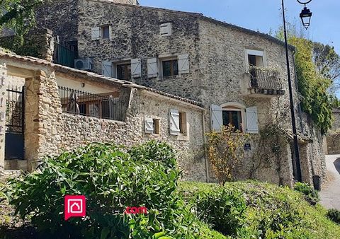 Proche UZES, maison de village sur 2 niveaux, bénéficiant de trois chambres. Cuisine équipée avec espace repas. Séjour/ salon avec cheminée. Salle de bains et douche. 140 m² de surface totale environ -Exposition Ouest - Cour intérieure ...Vue dégagée...