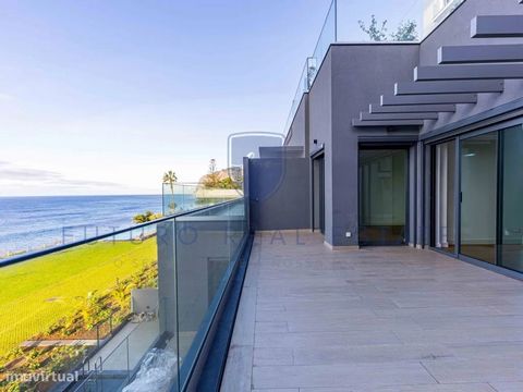 Ein innovatives Projekt auf der Insel Madeira für die Bequemlichkeit und den Komfort von Einwohnern und Besuchern. Das Apartment mit Blick auf Praia Formosa bietet einen 180º-Panoramablick auf das Meer. Die Gartenbereiche sind durch das Y-förmige Geb...