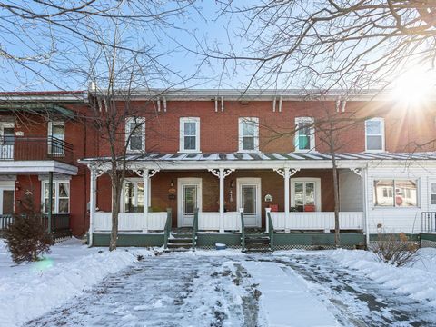 Do you think all duplexes look the same? Think again! This one truly stands out with its charm and uniqueness. This turnkey duplex, ideally located in the heart of Valleyfield, features two townhouse-style units. Each unit offers 2 bedrooms, one of w...