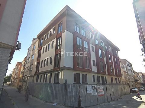 Spaziosi appartamenti in un edificio d'angolo a Fatih Gli appartamenti si trovano nell'edificio d'angolo di Fatih, uno dei quartieri centrali di Istanbul. La zona è un'area importante per la sua vicinanza al mare, alle strade principali, alle mura st...