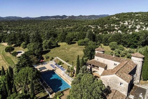 In het zuiden van de Ardèche, op de grens van de Gard, ligt Berrias-et-Casteljau aan de voet van het Nationaal Park de Cevennen. In het midden van een schiereiland gevormd door een meander van de Chassezac, is het Château de Casteljau het hart van he...