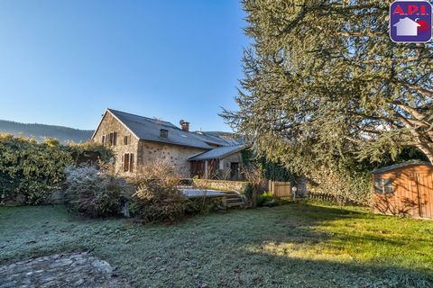 Karakteristiek huis uit de 17e eeuw Gelegen in een gewilde stad in de buurt van Tarascon-sur-Ariège, profiteert dit voormalige consulaire huis vol charme van een prachtig perceel van 1170 m². Binnen heeft het elf kamers, waaronder acht slaapkamers op...