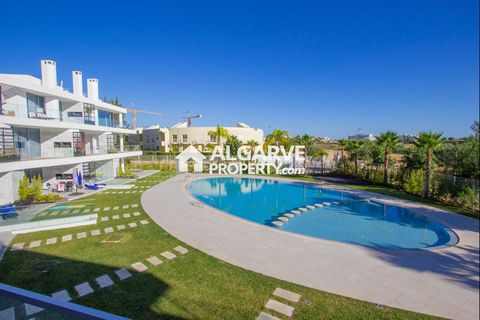 Luxuoso apartamento T2 excelentemente localizado num empreendimento com acabamentos nobres junto da praia da Falésia e da Marina de Vilamoura. Com uma área total de construção de 140 m2 este apartamento tem acabamentos com níveis altos de qualidade, ...