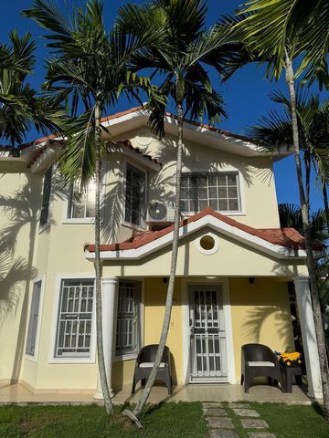 Dieses Haus mit 3 Schlafzimmern und 2 1/2 Badezimmern bietet über 1.500 Quadratmeter komfortable Wohnfläche. Das Hotel liegt in der pulsierenden Gemeinde Costa Bavaro und eignet sich sowohl für Investitionen als auch als Hauptwohnsitz. Die Gemeinde, ...