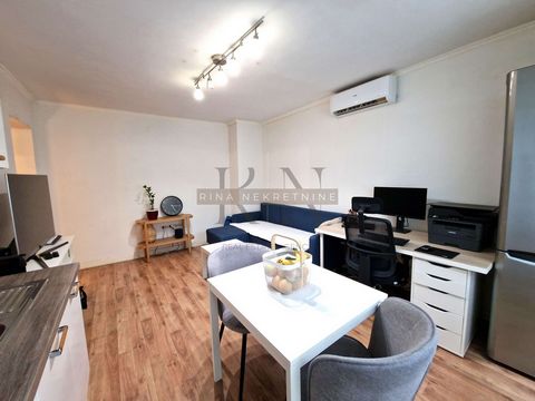 Location: Grad Zagreb, Novi Zagreb - Zapad, Remetinec. ZU VERKAUFEN, ZAGREB-REMETINEC-REMETINEČKI GAJ-34M2, 2S, KOMPLETT MÖBLIERT Eine modern möblierte Zweizimmerwohnung zum Verkauf in Zagreb, Westzone Novi Zagreb, Siedlung Remetinečki Gaj, Gesamtflä...