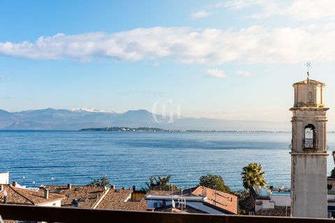 PENTHOUSE WITH ENCHANTING LAKE VIEW AND EXCLUSIVE LOCATION IN DESENZANO In the historic center of Desenzano, a few steps from the pedestrian area and the lake, we offer in exclusive a magnificent penthouse with breathtaking views of Lake Garda, in a ...