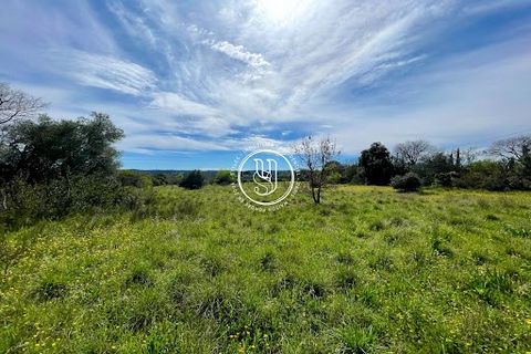 Exclusivité - Véritable source de tranquillité et de bien-être à Uzès pour ce vaste terrain. Un beau terrain de 9106m2 dans un coin tranquille d'Uzès. Que vous souhaitiez un mas en pierre ou une maison contemporaine, tout est possible. Toutes les ric...