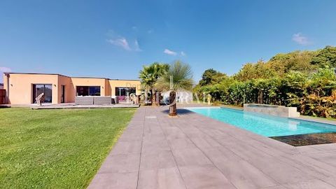 Magnificent contemporary villa between land and sea in Kervignac, ideally located 20 minutes from Lorient and 30 minutes from Vannes. Built in 2012, this stunning single-story home combines elegance and comfort, with a landscaped, tree-filled park th...