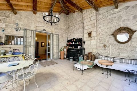 In the heart of Uzès, a 118m2 apartment and its terrace: one of the most beautiful and iconic in the town. The apartment comprises a lovely living room with a fireplace opening onto a superb 30m² terrace full of charm, followed by a fully-equipped ki...