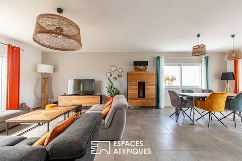 In the town of Brem-sur-Mer, this property with 202 sqm of living space is set on land of more than 1100 sqm. This contemporary house built in 2020 is a haven of peace due to its design around a large garden area with swimming pool, not overlooked an...