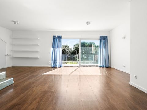 Semi-detached T4 house with contemporary architecture, located in a quiet residential area in Zambujeiro, Cascais. With a gross construction area of 253 m², it is distributed over 3 floors as follows: Ground floor - Living and dining room with terrac...