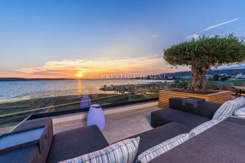 Location: Zadarska županija, Ražanac, Ljubač. Zadar - Exklusive Villa, erste Reihe zum Sandstrand Eine Luxusvilla zum Verkauf in Zadar, direkt an einem wunderschönen Sandstrand gelegen. Diese moderne Immobilie wurde Ende 2022 unter ausschließlicher V...