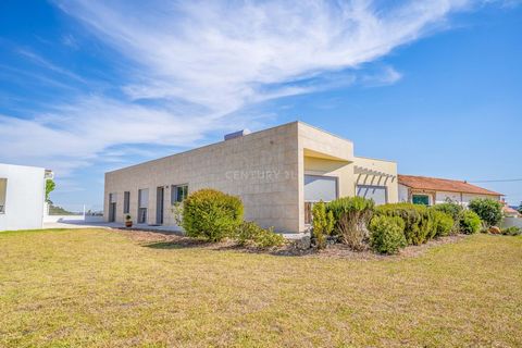 Small, unique property in the village of Gaeiras, with the town of Óbidos on the horizon. Recently built villa with modern architecture. Comprising two floors: Floor -1: with garage and storage room; First floor: with living room, kitchen, 4 bedrooms...